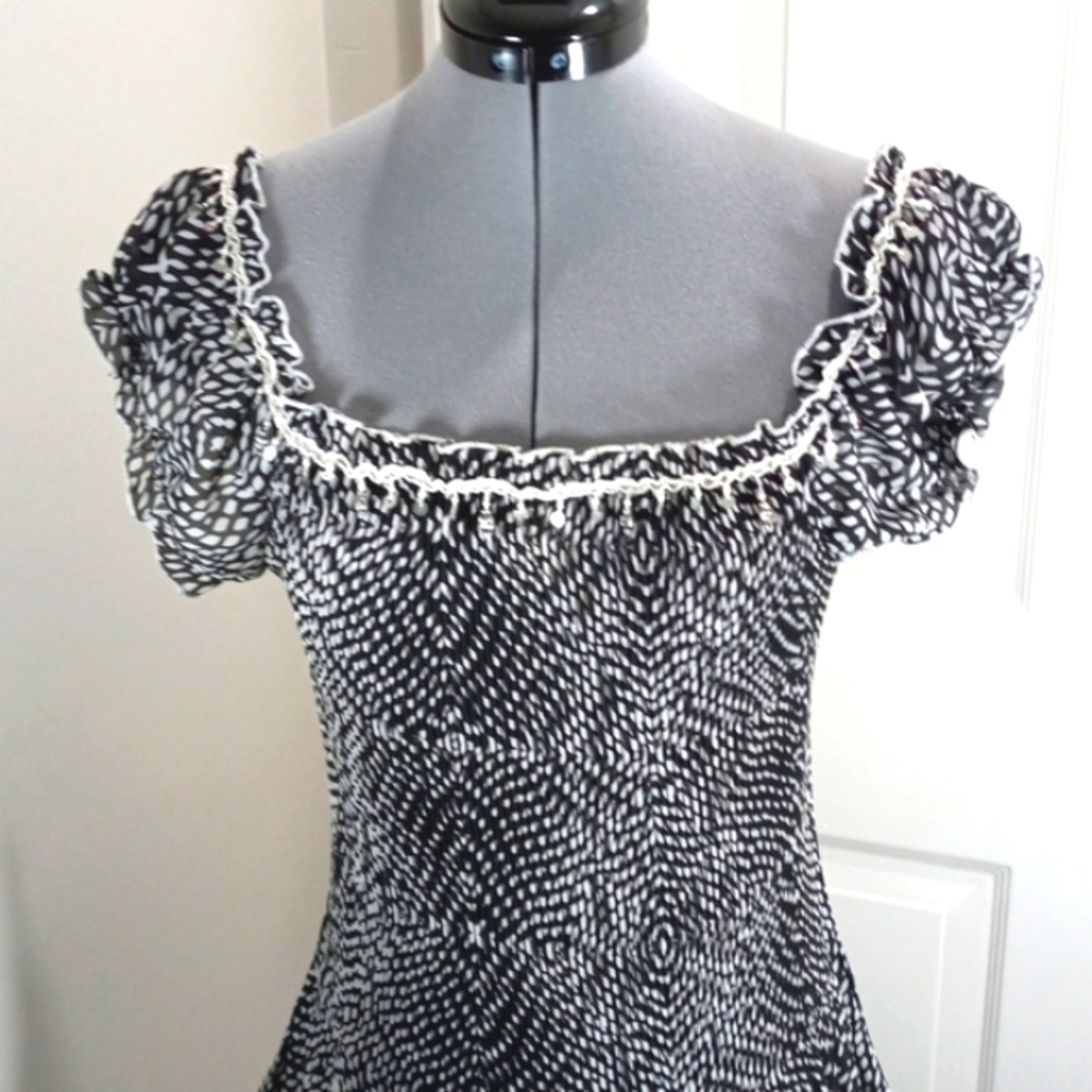 Women's  Sz Med Accordian Style Top, Black/ White with Sequins and beads